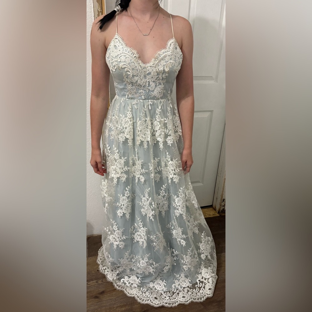 TLC Sayvyes to the Dress show’s Elegant Lace Prom Dress in Blue and White
